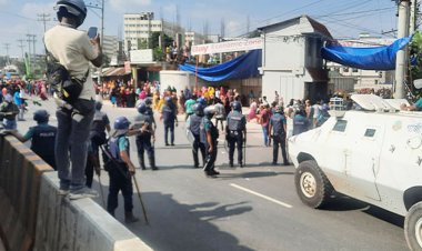 ফের মহাসড়ক অবরোধ করে শ্রমিকদের বিক্ষোভ, পুলিশের ধাওয়া