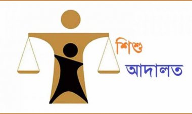 শিশুবান্ধব পরিবেশে আদালত সাজাতে এজলাস ছেড়ে নেমে এলেন বিচারক
