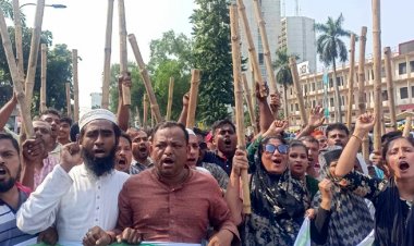  কাঠ-বাঁশের লাঠি হাতে সমাবেশে আওয়ামী লীগের নেতাকর্মীরা