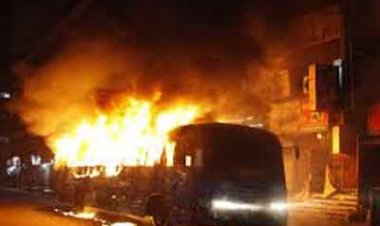 মানিকগঞ্জে যাত্রী সেজে বাসে আগুন দিয়েছে দুর্বৃত্তরা