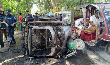 মানিকগঞ্জে বাসের পর অটোরিকশায় আগুন