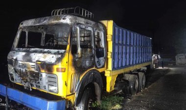 মধ্যরাতে পার্কিংয়ে থাকা ট্রাকে আগুন