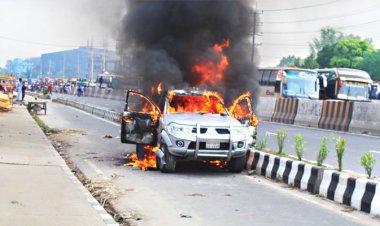 পুলিশ-শ্রমিক সংঘর্ষে রণক্ষেত্র মহাসড়ক, পিকআপে আগুন