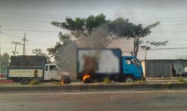 বন্দরে ২ পিকআপ ভ্যানে আগুন