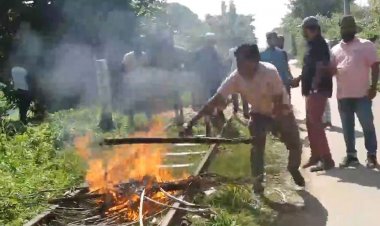নোয়াখালীতে আগুন জ্বালিয়ে রেললাইন অবরোধ 