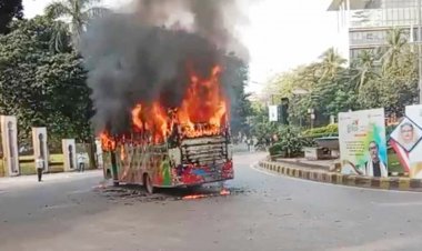 হাইকোর্টের সামনে যাত্রী নামিয়ে বাসে আগুন 