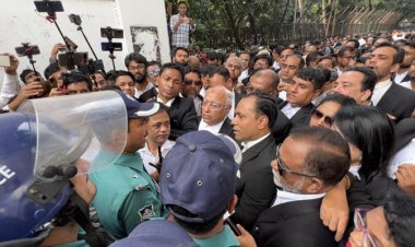 মাজার গেটে বিএনপিপন্থি আইনজীবীদের মিছিলে পুলিশের বাধা