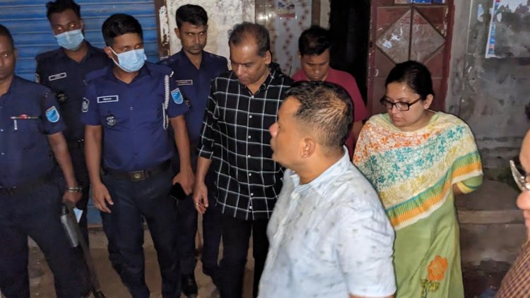 বিছানায় পড়েছিল মা-ছেলের মরদেহ, পাশের ঘরে বাবার