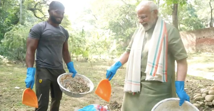 ঝাড়ু-বেলচা নিয়ে ময়লা সাফ করছেন নরেন্দ্র মোদী, ভিডিও ভাইরাল