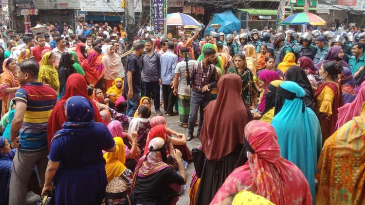 আজও শেওড়াপাড়ার সড়কে শ্রমিকরা, যান চলাচল বন্ধ