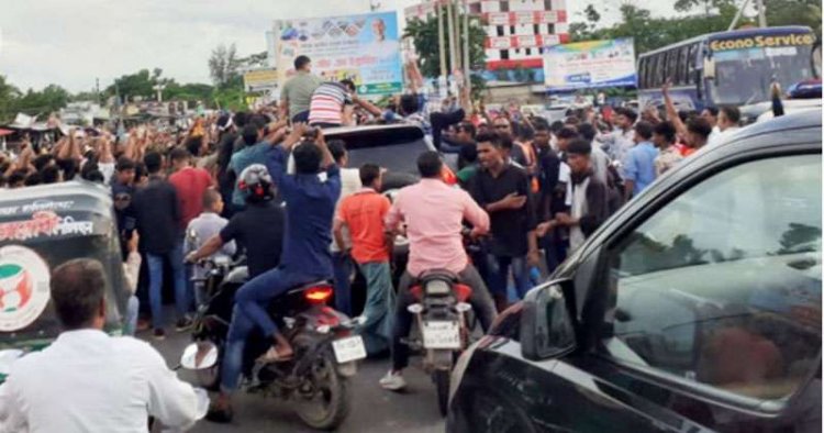 নোয়াখালীতে বিএনপি’র রোডমার্চের গাড়িবহরে হামলা, আহত ১৫