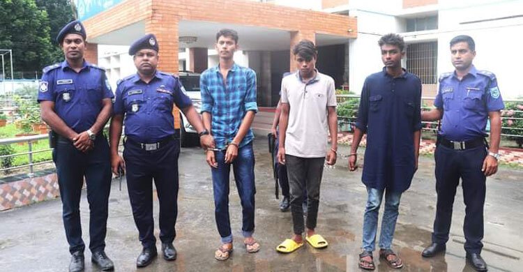 গাইবান্ধায় দেশীয় অস্ত্রসহ ৪ যুবক আটক