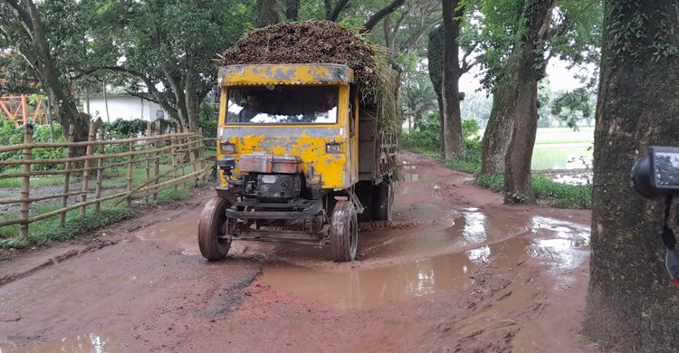 এক সড়কই ১৫ গ্রামের মানুষের দুঃখ