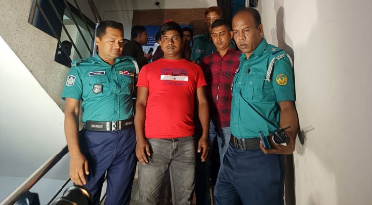 জাল কাগজপত্র দিয়ে ভিসা করতে গিয়ে হাতেনাতে ধরা!