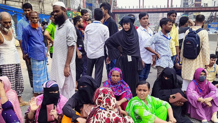 পাওনা বেতনের দাবিতে শ্যামলীতে শ্রমিকদের সড়ক অবরোধ