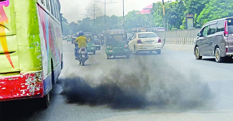 বায়ুদূষণের শীর্ষে আজ ঢাকা
