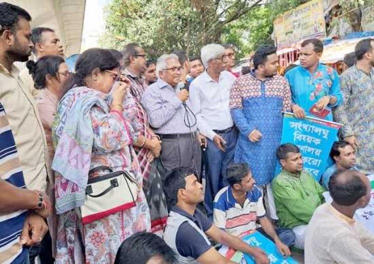 কুমিল্লায় হামলার প্রতিবাদে শাহবাগে অবস্থান হিন্দু বৌদ্ধ খ্রিস্টান ঐক্য পরিষদের