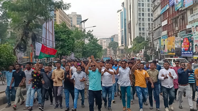 মিছিলে মিছিলে অংশ নিচ্ছে যুব সমাবেশে নেতাকর্মীরা