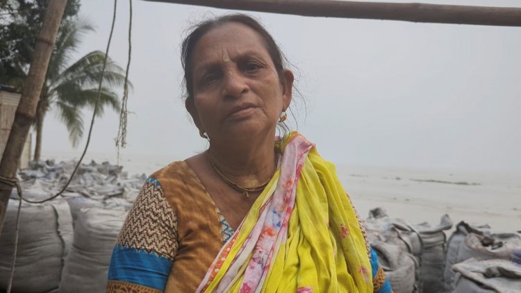 পদ্মায় ভাঙনে বাড়ি বানিয়ে থাকতে পারলেন না একদিনও আশা রাজবংশী