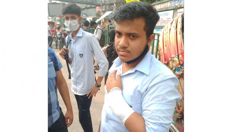 এবার আইডিয়ালের দুই শিক্ষার্থীকে পেটাল ঢাকা কলেজ শিক্ষার্থীরা