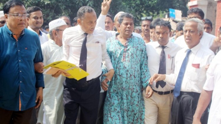 একমাসের সাজা ভোগ করতে আদালতে আত্মসমর্পণ করলেন মেয়র