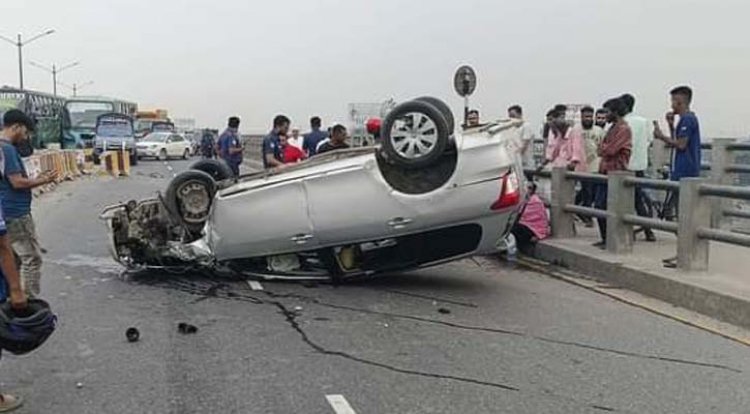 ফাঁকা কাঁচপুর ব্রিজে উল্টে গেল গাড়ি
