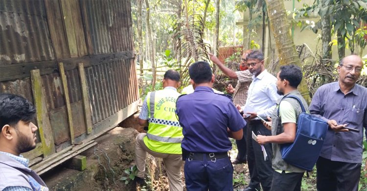 চিনে ফেলায় বৃদ্ধাকে কুপিয়ে হত্যা করলো চোর