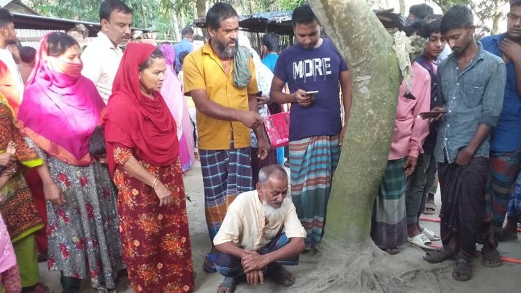গোসলখানায় মিলল গৃহবধূর গলা কাটা মরদেহ, প্রতিবেশী আহত