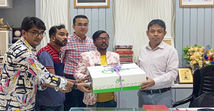 জন্মদিনে ডিবি কার্যালয়ে হিরো আলম, ডিবিপ্রধান দিলেন কেক উপহার