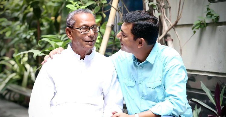 এখনো বাবার দেওয়া জামার সুবাস খোঁজেন চঞ্চল