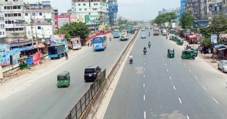 পূজার ছুটিতে প্রায় ফাঁকা ঢাকার রাস্তা