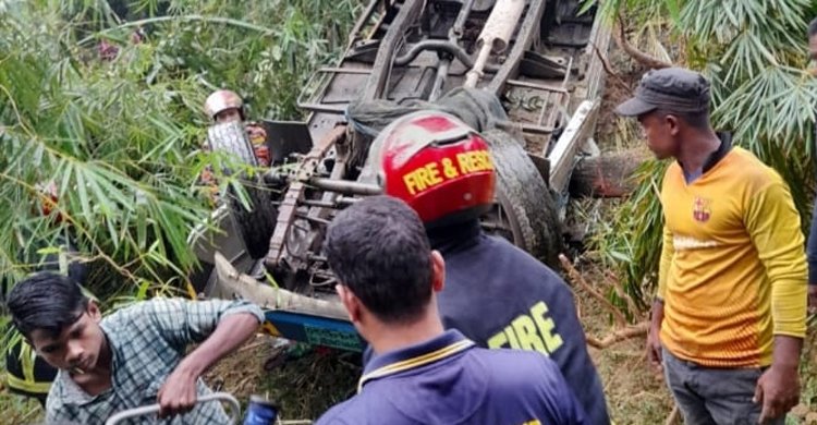 সিলেটে নিয়ন্ত্রণ হারিয়ে খাদে পর্যটকবাহী পিকআপ, নিহত ২