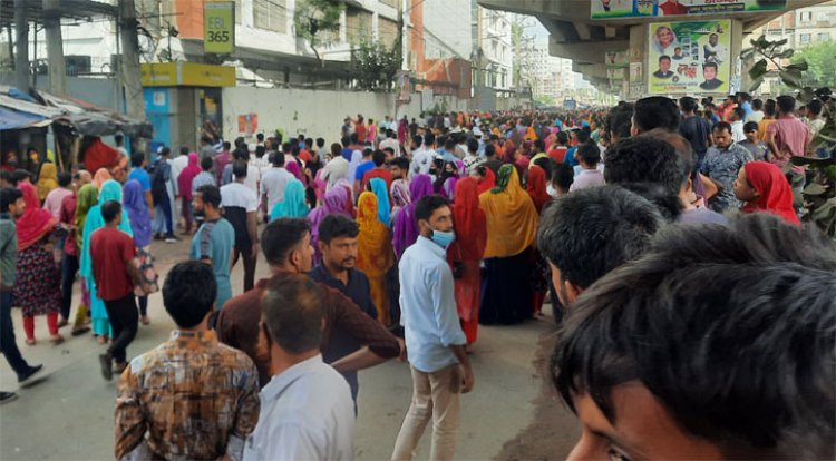 বেতন বাড়ানোর দাবিতে গাজীপুরে শ্রমিকদের বিক্ষোভ