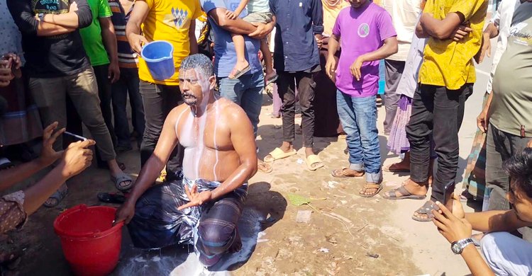 দুধ দিয়ে গোসল করে রাজনীতি ছাড়লেন যুবলীগ নেতা