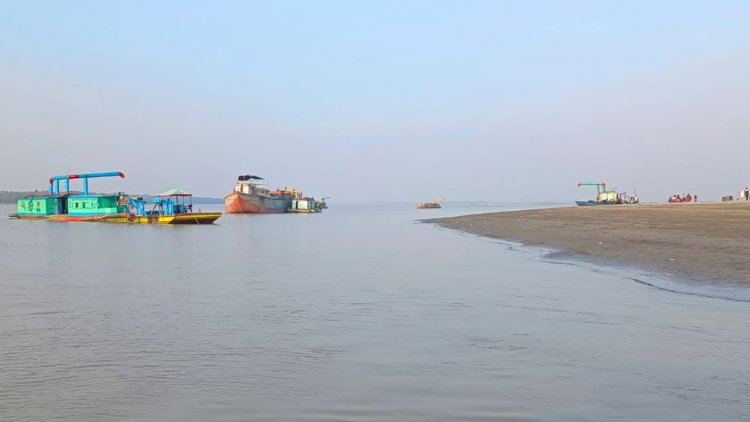 ইলিশ প্রজননে বাধা হয়ে দাঁড়াচ্ছে অপরিকল্পিত ড্রেজিং ব্যবস্থা