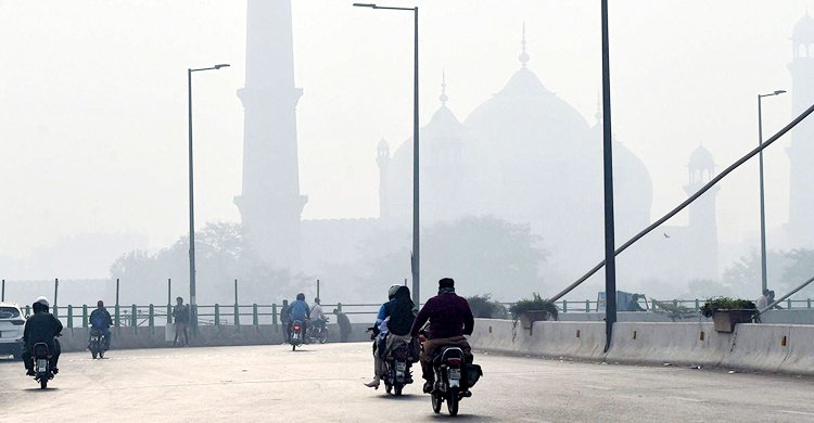 বায়ুদূষণের শীর্ষে লাহোর, ঢাকা নবম
