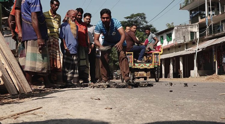 ৬৬ লাখে সড়ক সংস্কার, ১ মাসও টিকল না কার্পেটিং!