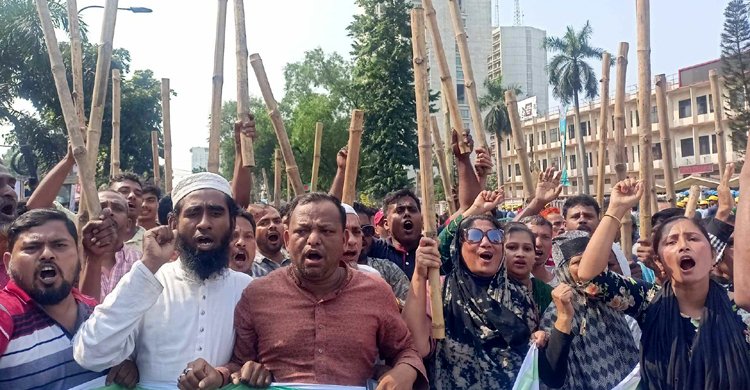 কাঠ-বাঁশের লাঠি হাতে সমাবেশে আওয়ামী লীগের নেতাকর্মীরা