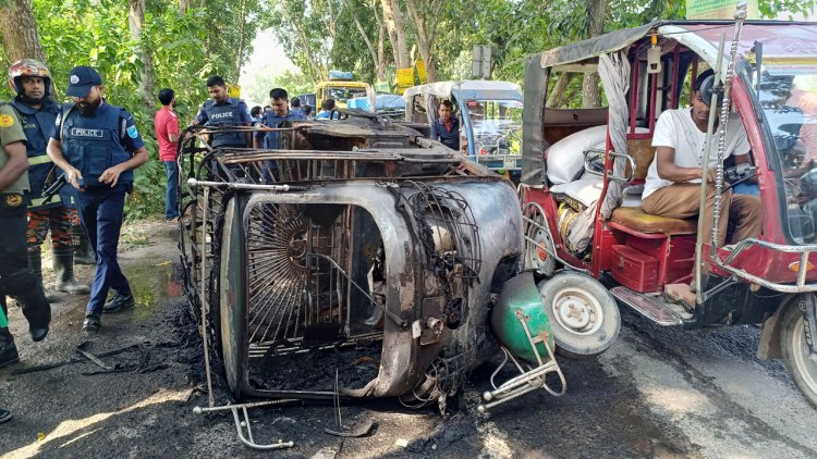 মানিকগঞ্জে বাসের পর অটোরিকশায় আগুন