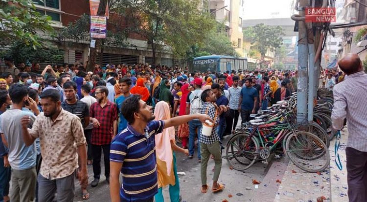 মিরপুরে মজুরি বাড়ানোর দাবিতে শ্রমিকদের সড়ক অবরোধ-ভাঙচুর