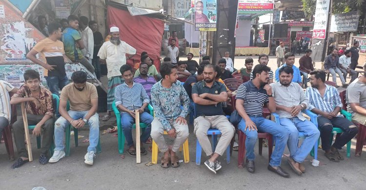 রাজধানীতে বাঁশ-লাঠি হাতে সতর্ক আওয়ামী লীগ