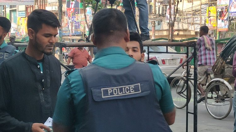 বিএনপি কার্যালয়ের সামনে সন্দেহভাজনদের পুলিশের তল্লাশি