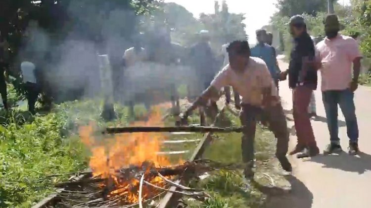 নোয়াখালীতে আগুন জ্বালিয়ে রেললাইন অবরোধ