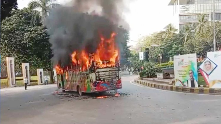 হাইকোর্টের সামনে যাত্রী নামিয়ে বাসে আগুন