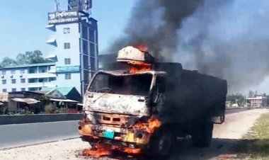 বগুড়ায় মহাসড়কে পণ্যবাহী ট্রাকে আগুন