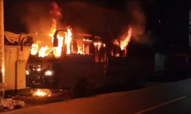 রাজধানীতে আরেকটি বাসে আগুন