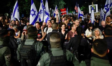 ইসরায়েলে বাড়ছে ক্ষোভ, নেতানিয়াহুর বাড়ির বাইরে ব্যাপক বিক্ষোভ