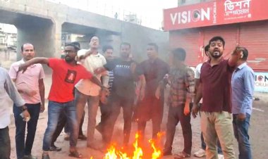 সড়কে আগুন জ্বালিয়ে জবি ছাত্রদলের বিক্ষোভ