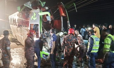 ময়মনসিংহে পিকআপকে ধাক্কা দিয়ে ডিভাইডারে বাস, নিহত ৪