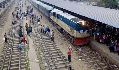 চলন্ত ট্রেনে উঠতে গিয়ে প্রাণ গেল স্টেশন মাস্টারের